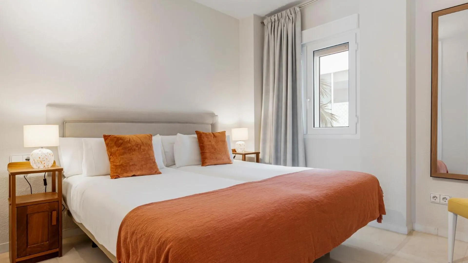 Espacioso Y Encantador Apartamento En Las Gaviotas Marbella 0*,  Spain