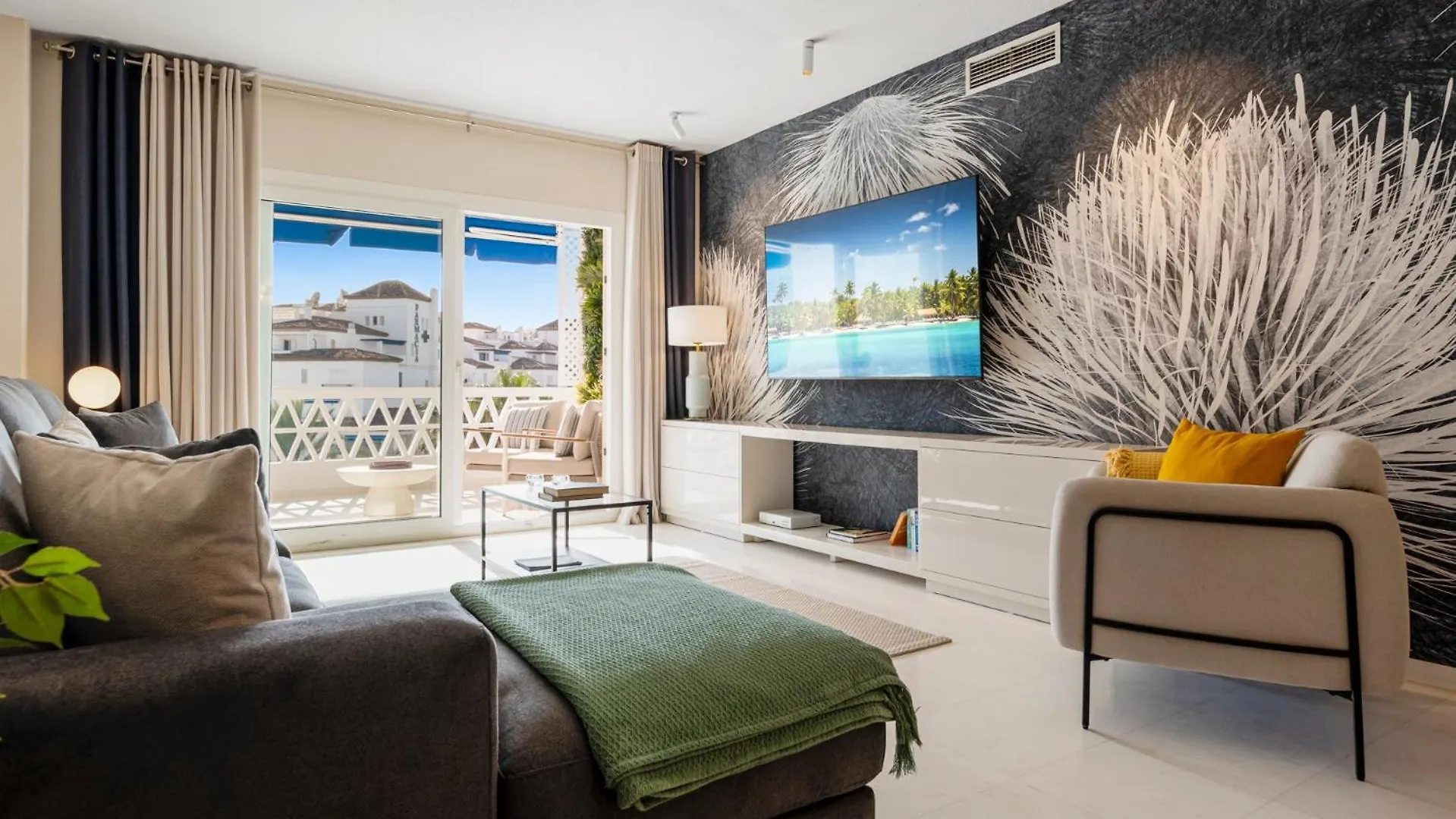 Espacioso Y Encantador Apartamento En Las Gaviotas Marbella Apartment