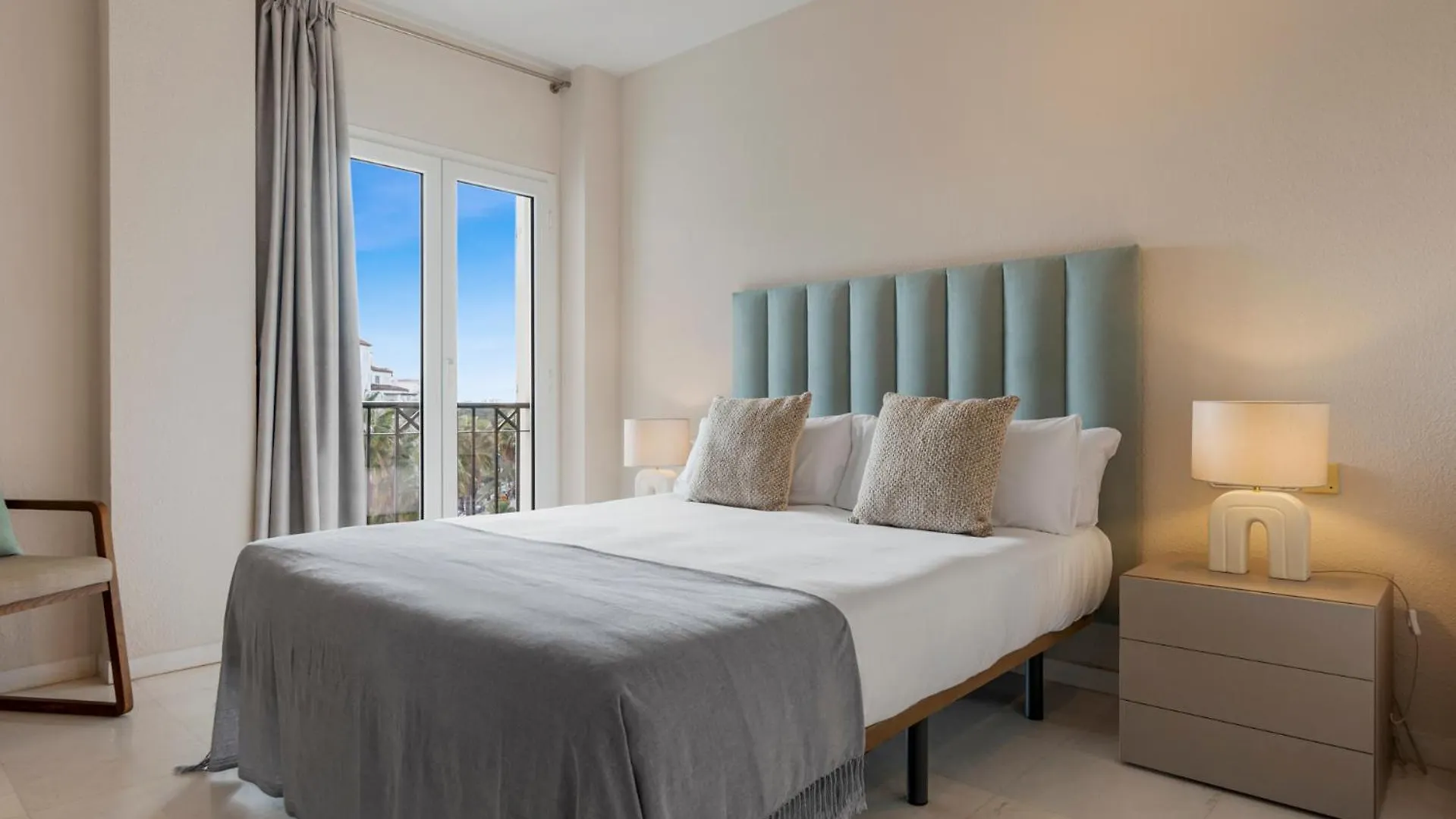 Espacioso Y Encantador Apartamento En Las Gaviotas Marbella 0*,  Spain