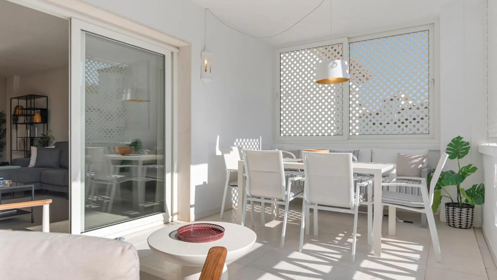 Espacioso Y Encantador Apartamento En Las Gaviotas Marbella Spanien