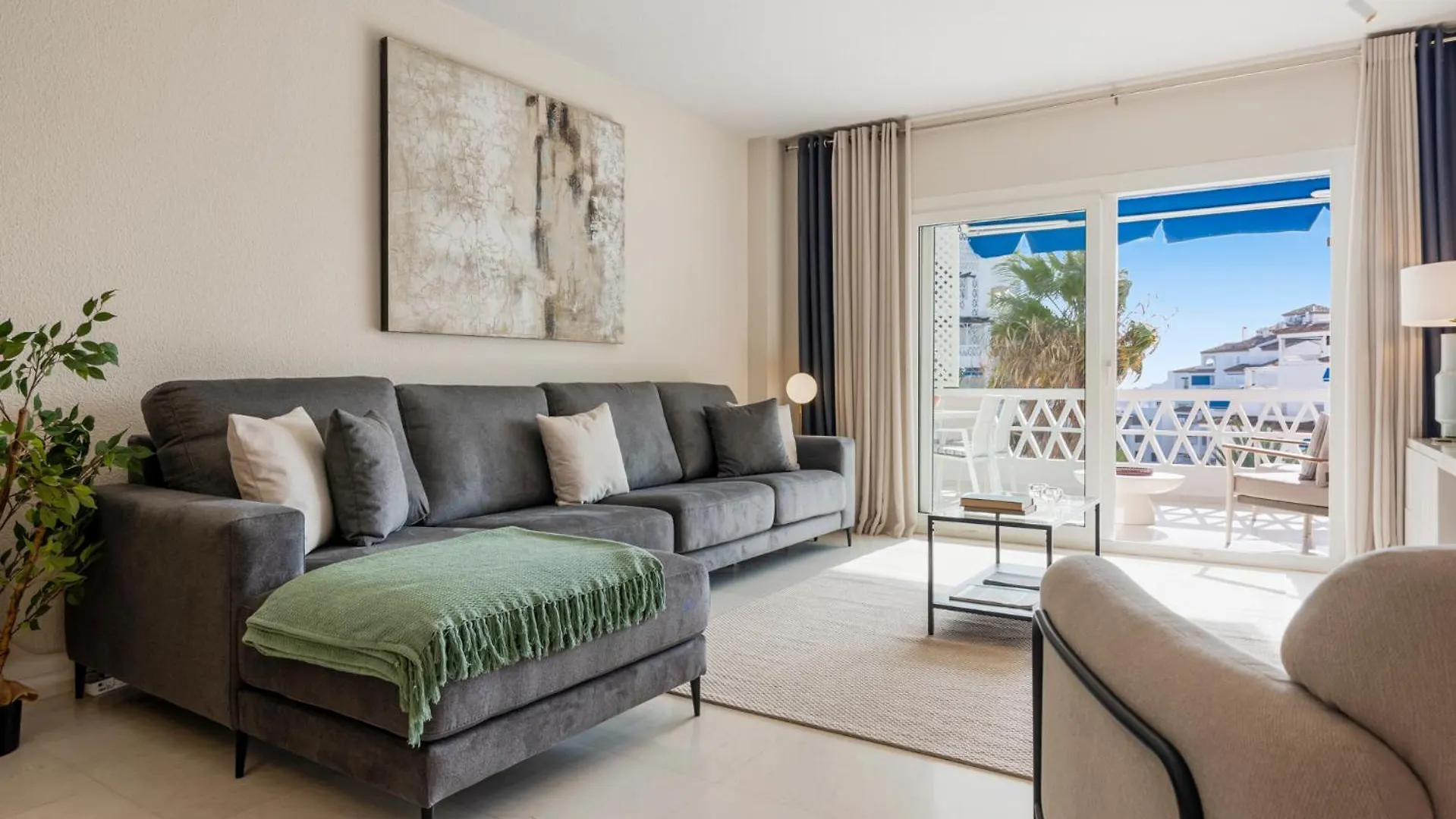 Espacioso Y Encantador Apartamento En Las Gaviotas Marbella
